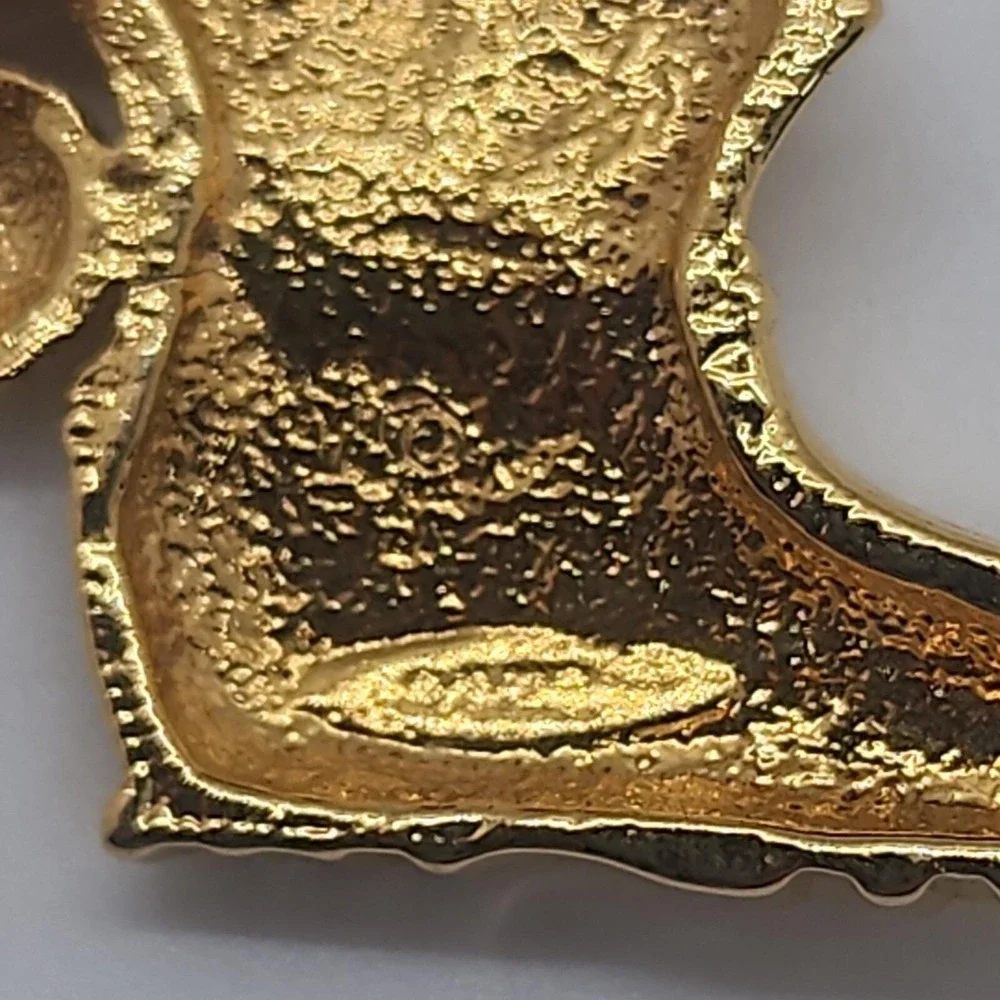Vintage gold‎ tone AVON Christmas holiday CAT in boot & Santa hat brooch pin